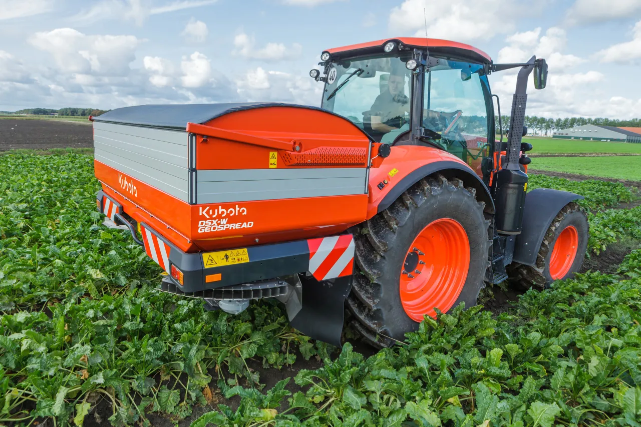 różne typy rozsiewaczy nawozów w akcji