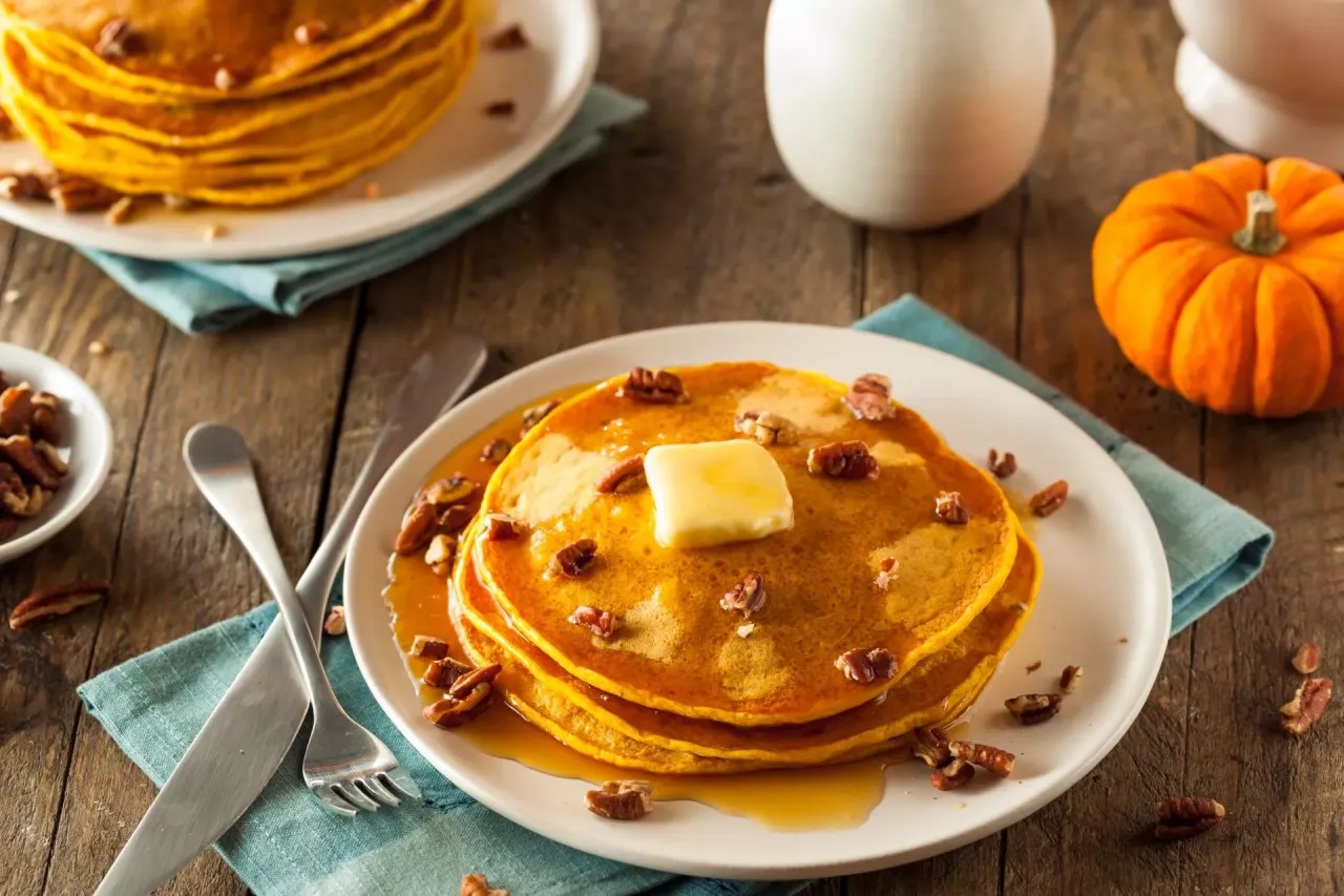 Pyszne dyniowe placuszki z orzechami i masłem, idealne pytanie: co ugotować z dyni?