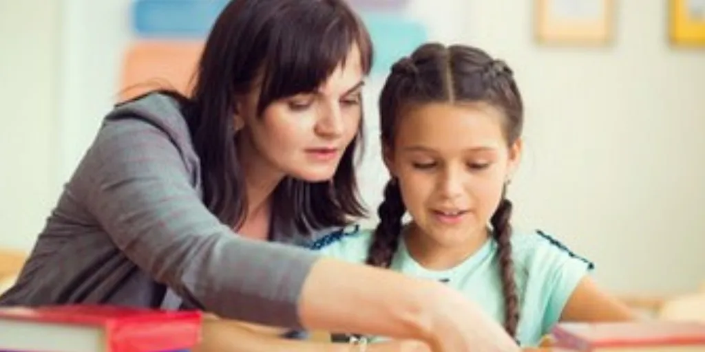 Rodzic wspierający dziecko w powrocie do szkoły