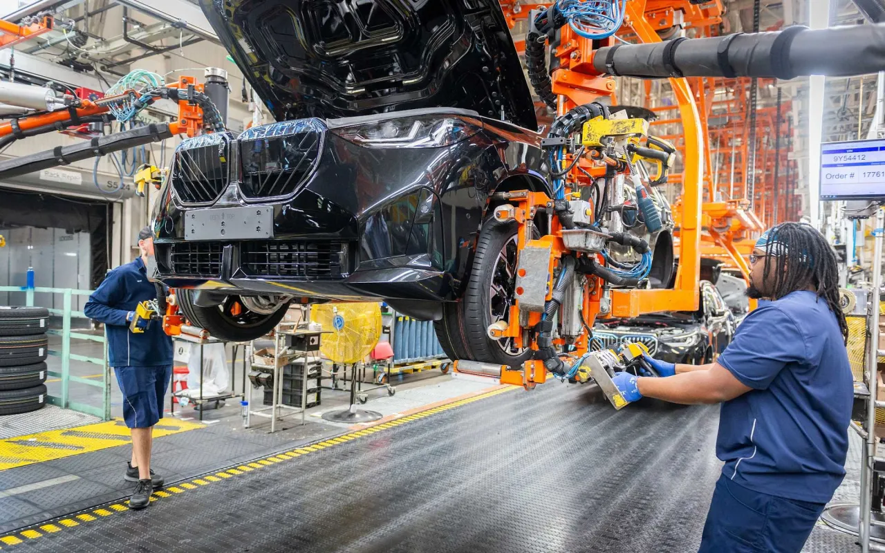 Zdjęcie BMW na autostradach Niemiec: historia miłości Niemców do bawarskiej motoryzacji
