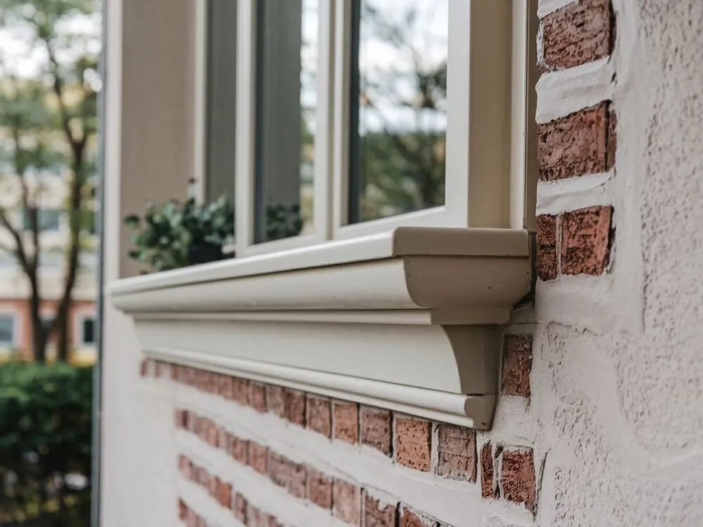 przykłady prawidłowo zamontowanych parapetów zewnętrznych z widocznym spadkiem