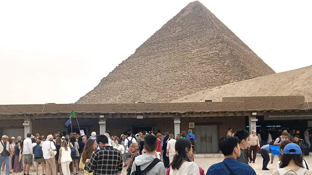 turyści w Egipcie zwiedzający piramidy w Gizie