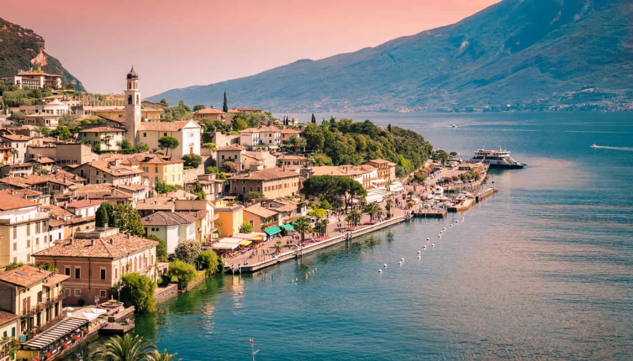 Lago di Garda panorama borghi e montagne
