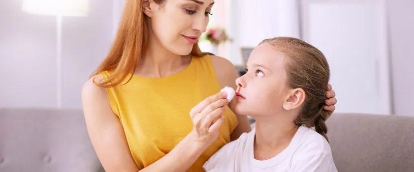 dziecko u lekarza, zaniepokojony rodzic, objawy krwawienia z nosa