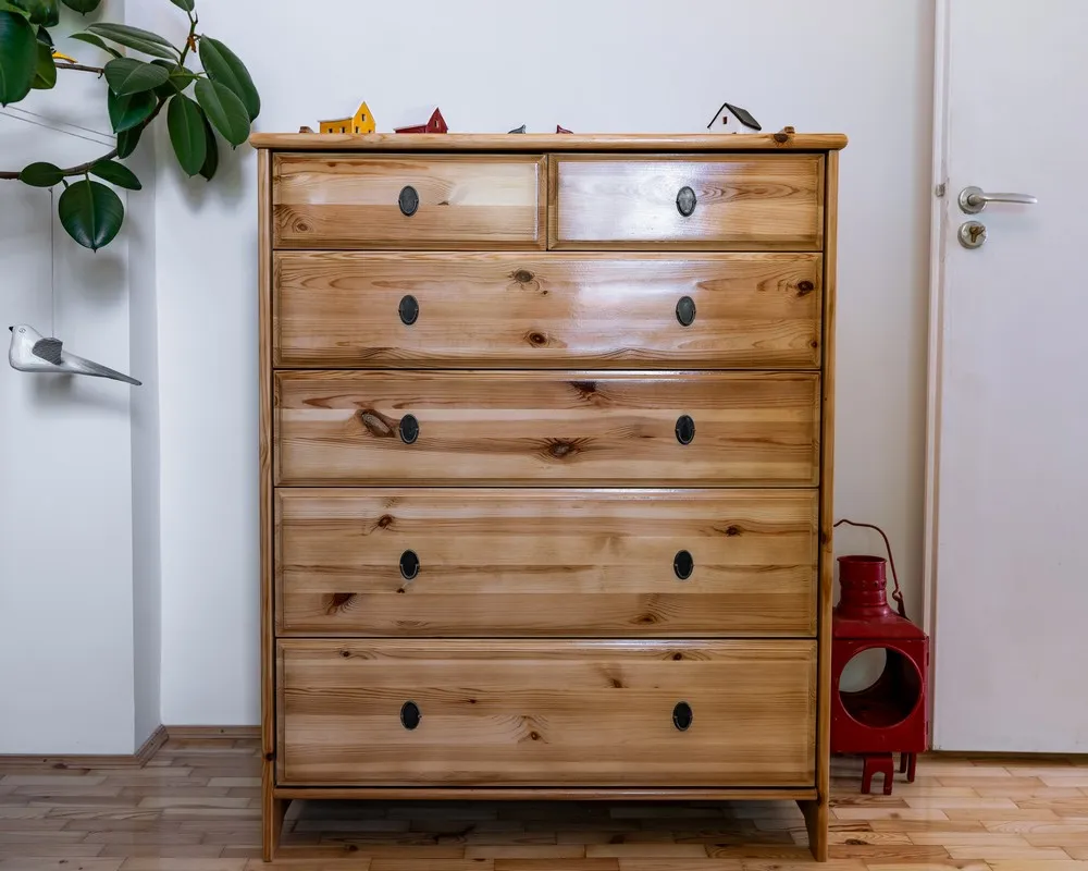 Wizualizacja wykończeń lakieru: połysk, satyna, mat na drewnie