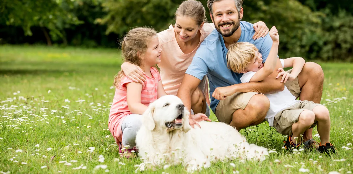 rodzina wybierająca psa dla dzieci