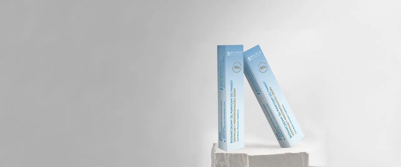 kobieta z nagłym wypryskiem na twarzy