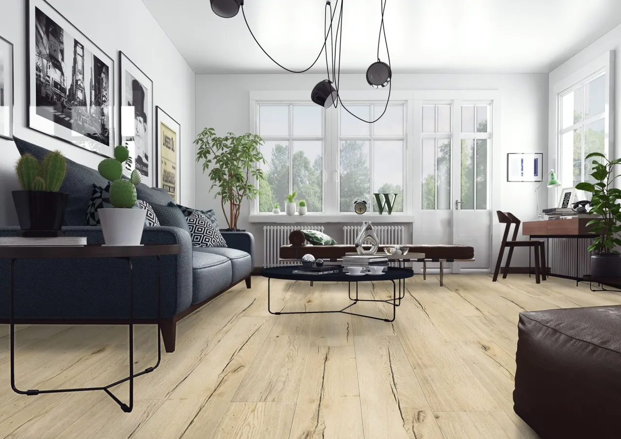 jasne panele podłogowe w małym salonie