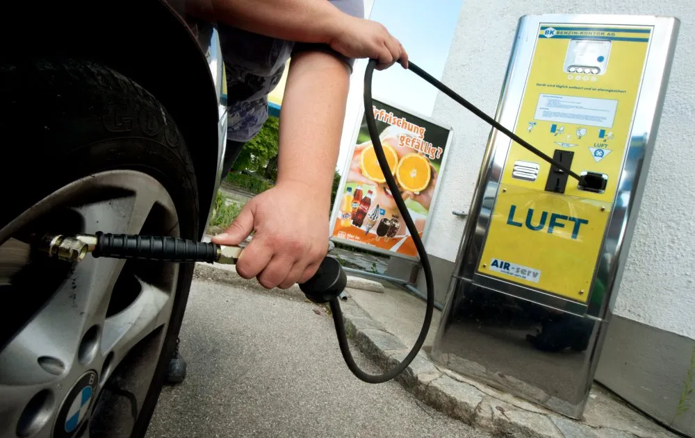 Reifendruck prüfen Tankstelle