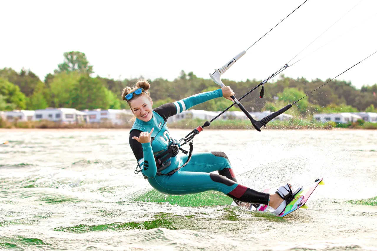 Dziewczyny kitesurfing na wodzie, inspirujące
