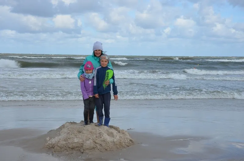 Rodzina z dziećmi na plaży w Łebie