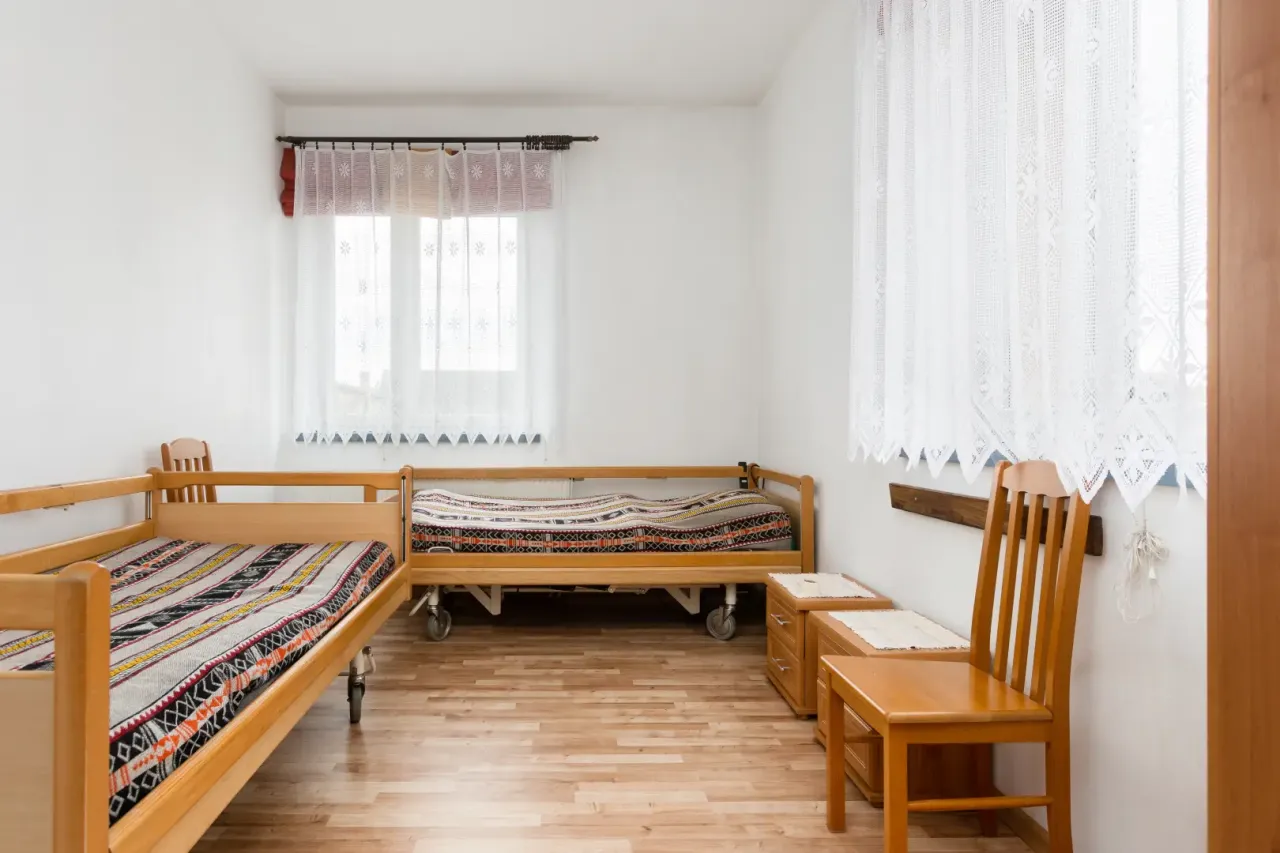 Wnętrze Domu Opieki Marianówka pokój