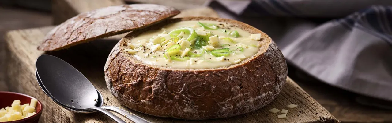 Appetitliche Lauch-Hack-Suppe in Schale mit Brot