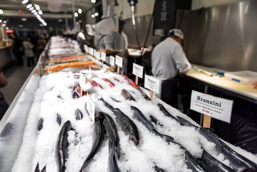 Selezione pesce fresco mercato