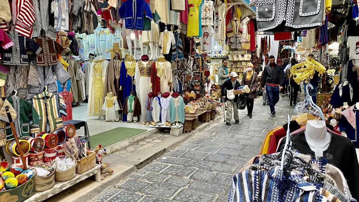 Targowanie się na tunezyjskim suku, gwar, sprzedawcy