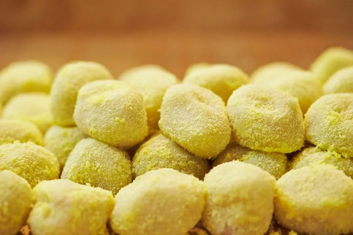 Żółte, pudrowane ciasteczka, które mogą być częścią koreańskich przepisów na ciasta.