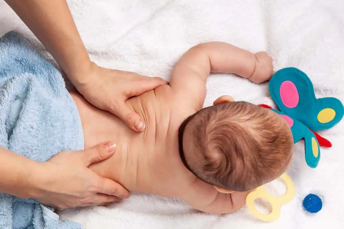 Rodzic z noworodkiem u fizjoterapeuty, spokojna atmosfera