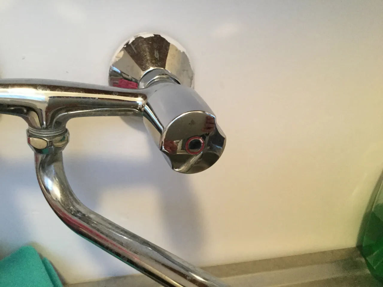 Chromowany kurek baterii łazienkowej, gotowy do demontażu. Jak odkręcić kurek od kranu? Zobacz szczegóły.