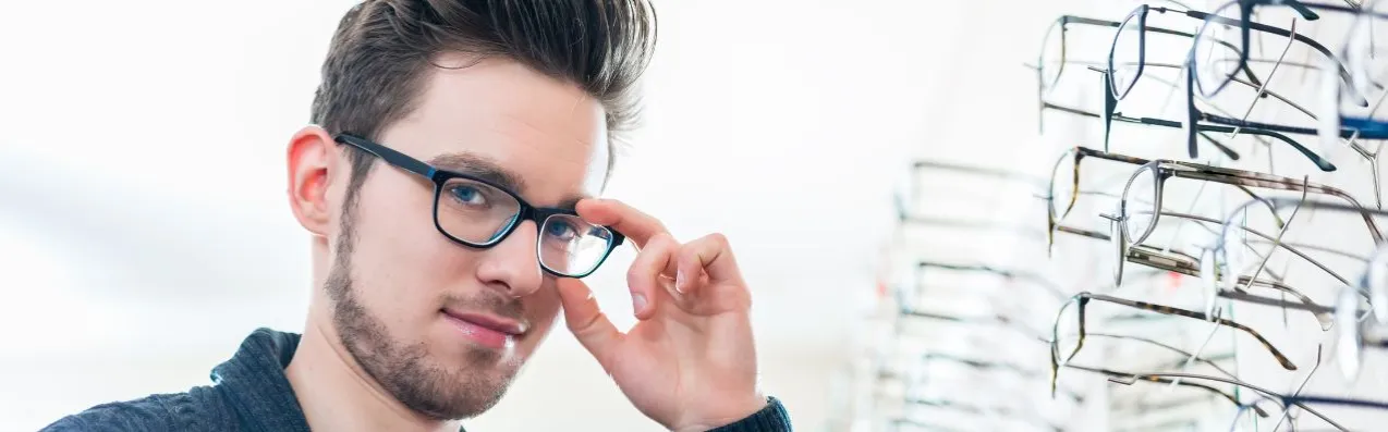 osoba wybierająca oprawki w salonie optycznym