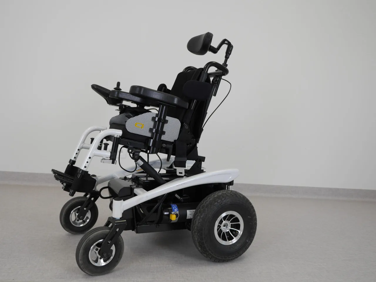 nowoczesny w&oacute;zek inwalidzki elektryczny