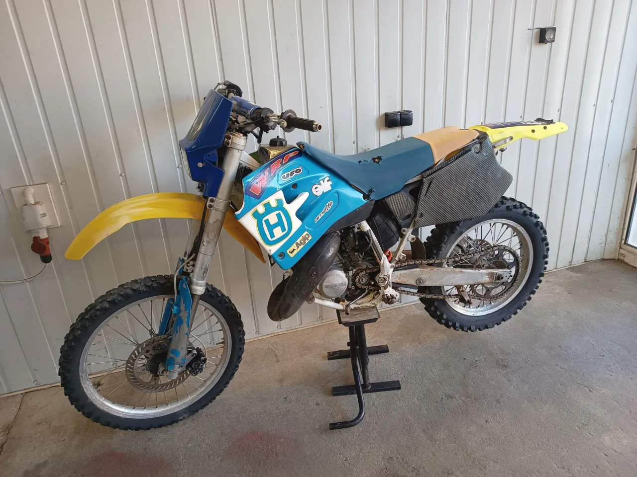 Husqvarna 125 2t, niebiesko-żółty, gotowy do jazdy po torze.