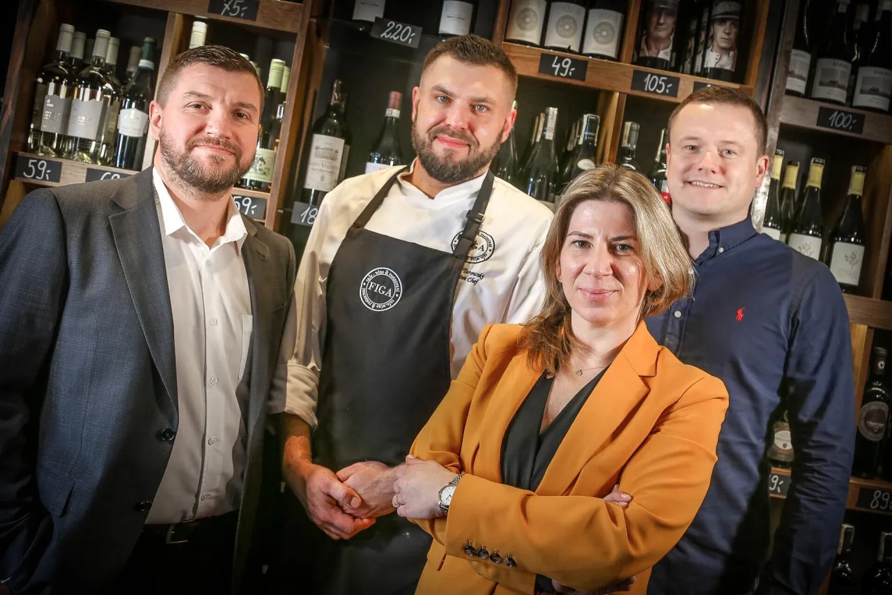 menedżer baru w eleganckim lokalu rozmawia z zespołem