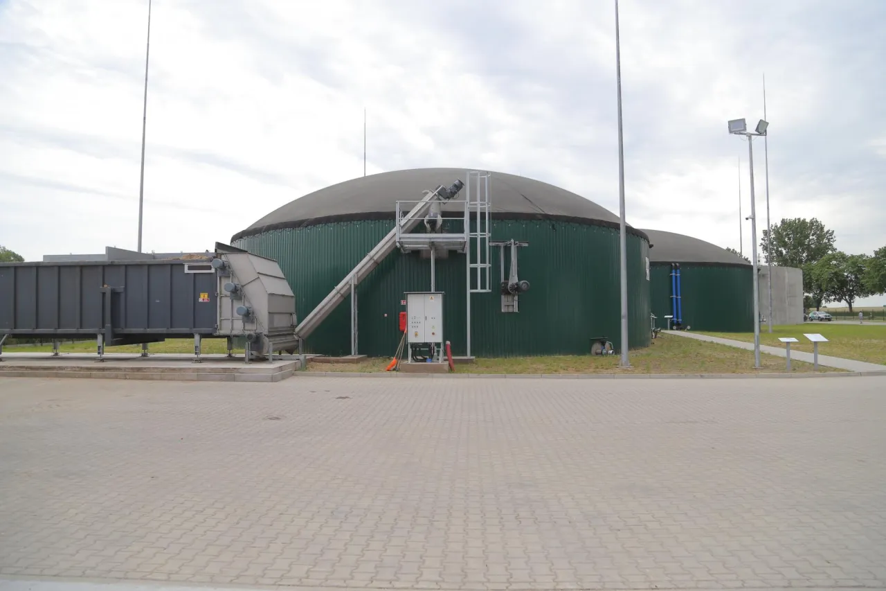 Duże, zielone zbiorniki biogazowni z kopułami. Czy biogazownia śmierdzi? Nowoczesna technologia minimalizuje zapachy.