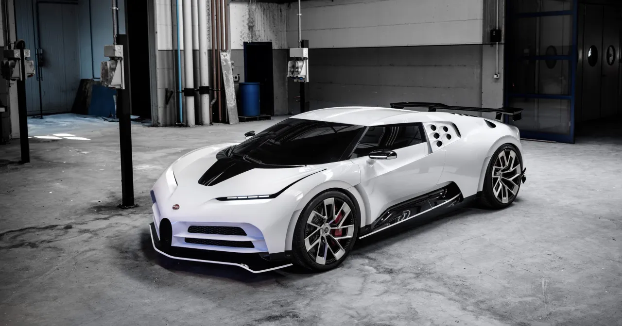 Białe Bugatti Centodieci z czarnym pasem na masce, stojące w garażu. Zastanawiasz się, ile kosztuje Bugatti Centodieci?