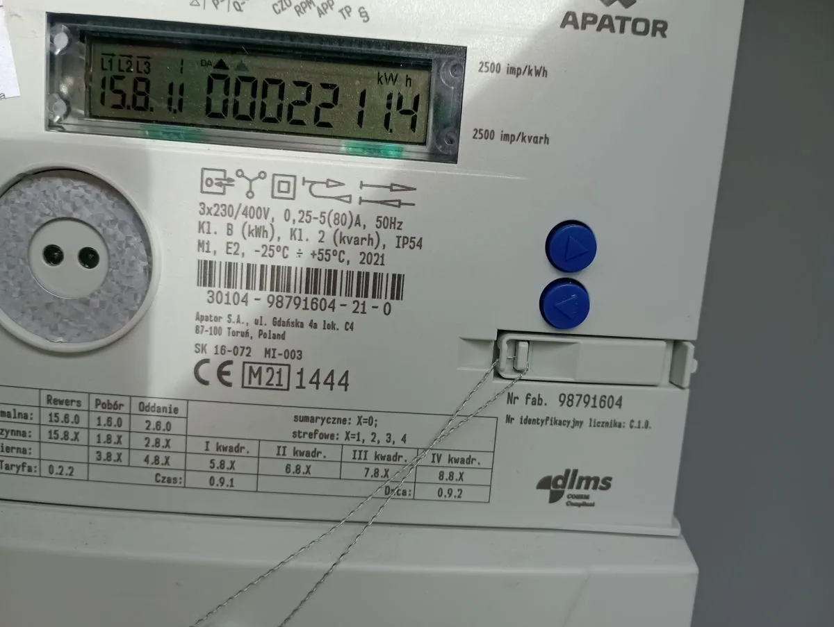 Cyfrowy licznik energii elektrycznej Apator, model G12. Wyświetla aktualne zużycie energii w kWh.