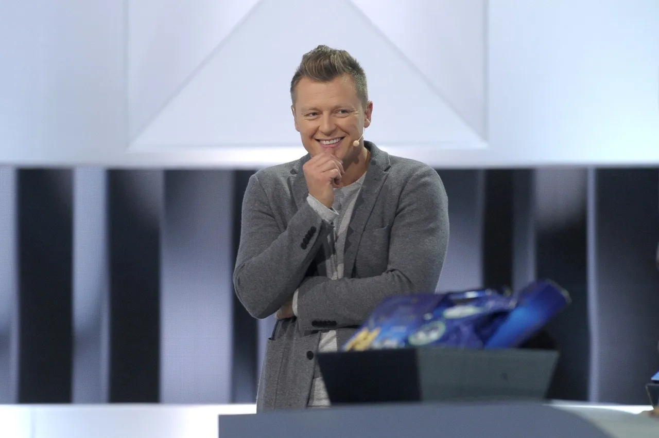 Uśmiechnięty Rafał Brzozowski zastanawia się, dlaczego odszedł z Koła Fortuny.