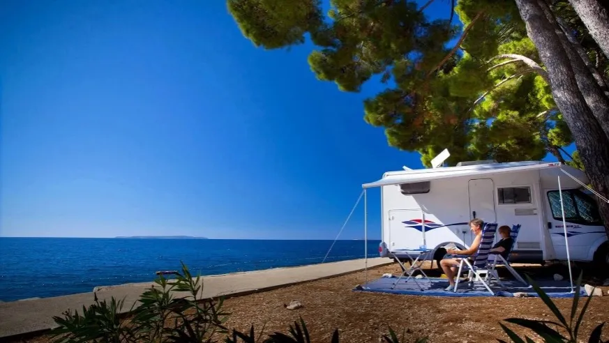 Kamper na kempingu w Chorwacji z widokiem na morze
