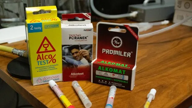 Porównanie alkomatu jednorazowego i elektronicznego