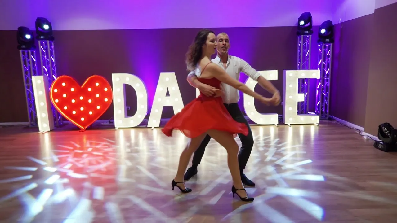 ludzie tańczący na weselu disco polo