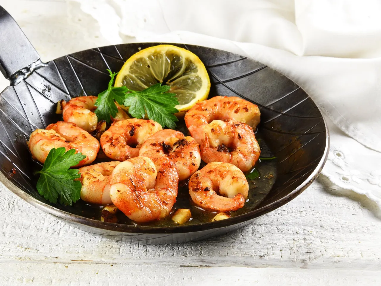 Garnelen in der Pfanne braten