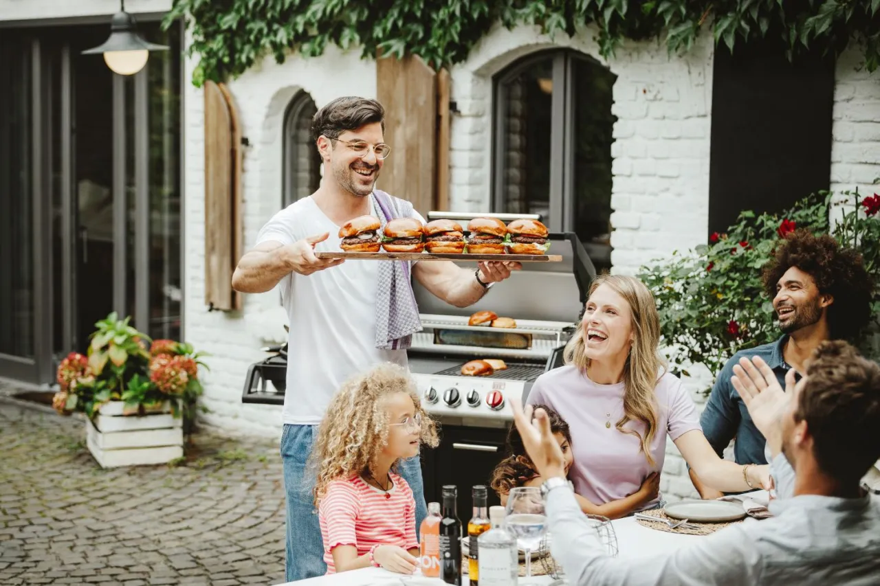 Rodzinne grillowanie burger&oacute;w