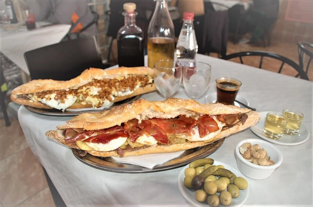 almuerzo t&iacute;pico espa&ntilde;ol en un bar con bocadillo y caf&eacute;