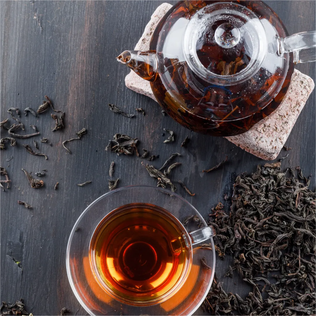 różne rodzaje herbaty liściastej i akcesoria do parzenia