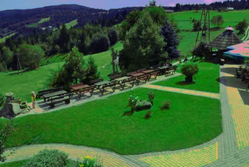 Bac&oacute;wka na Obidzy widok z zewnątrz i parking