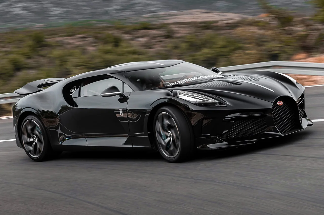 Czarny Bugatti La Voiture Noire pędzi po drodze. Zastanawiasz się, ile kosztuje ten cud motoryzacji?