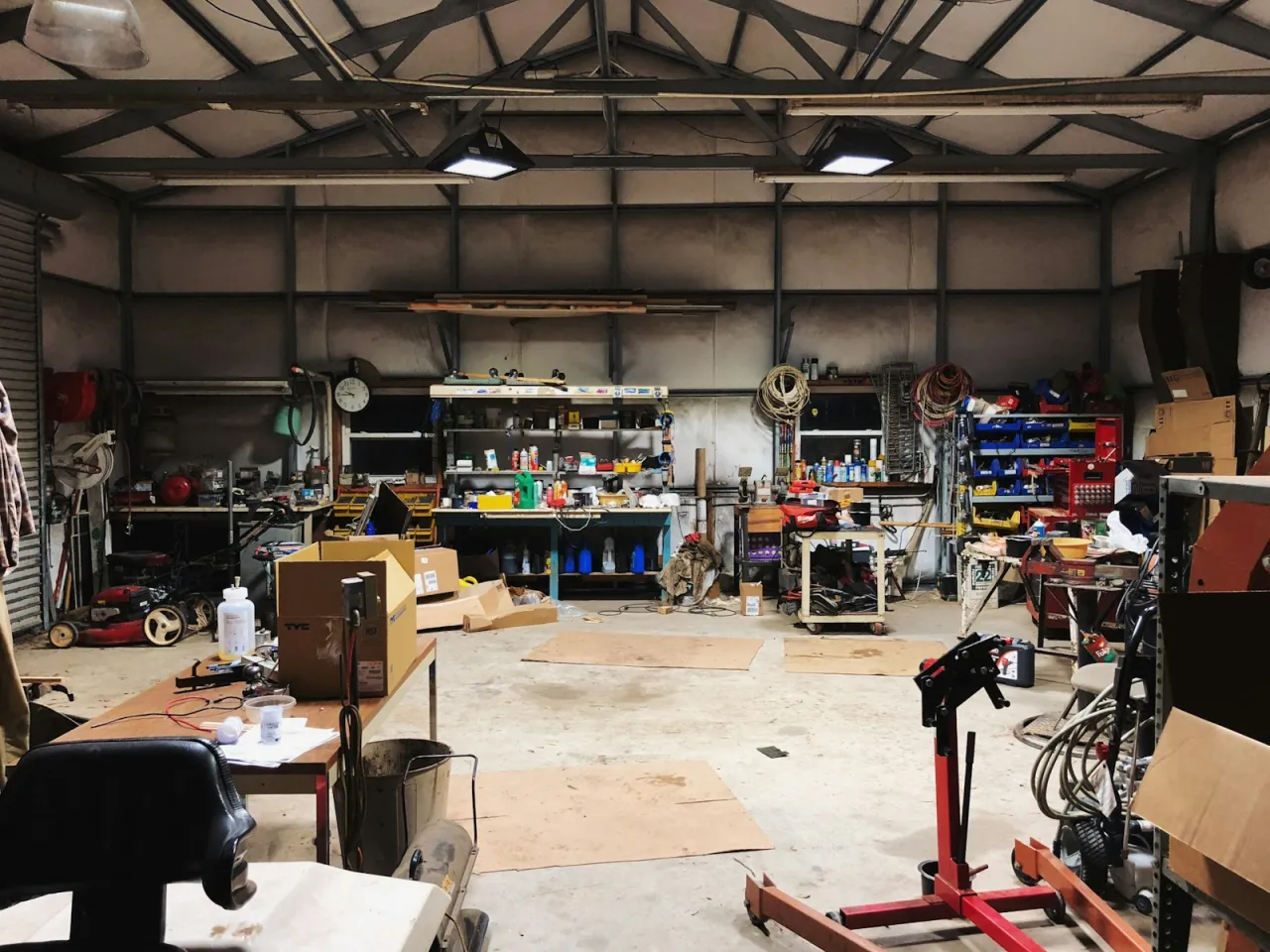 warsztat samochodowy mały vs duży, warsztat w mieście vs na wsi