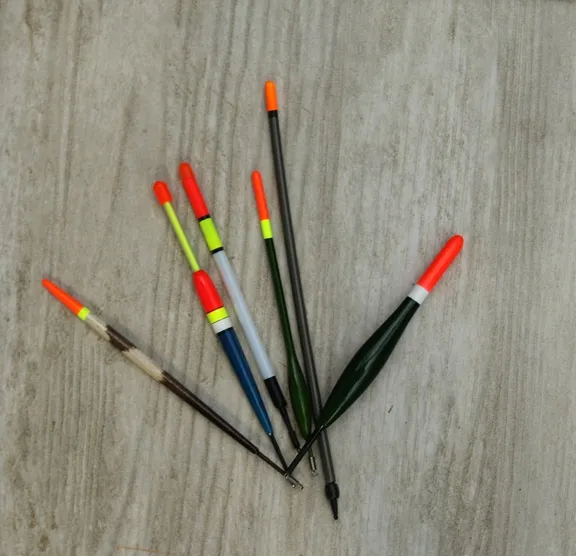 r&oacute;żne typy spławik&oacute;w wędkarskich na karasia