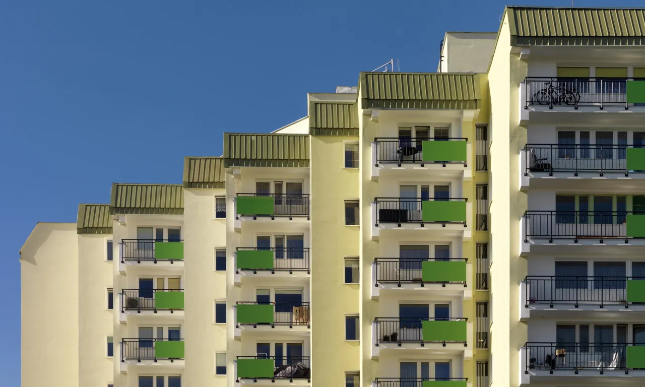 mieszkaniec bloku widok z okna na rusztowania