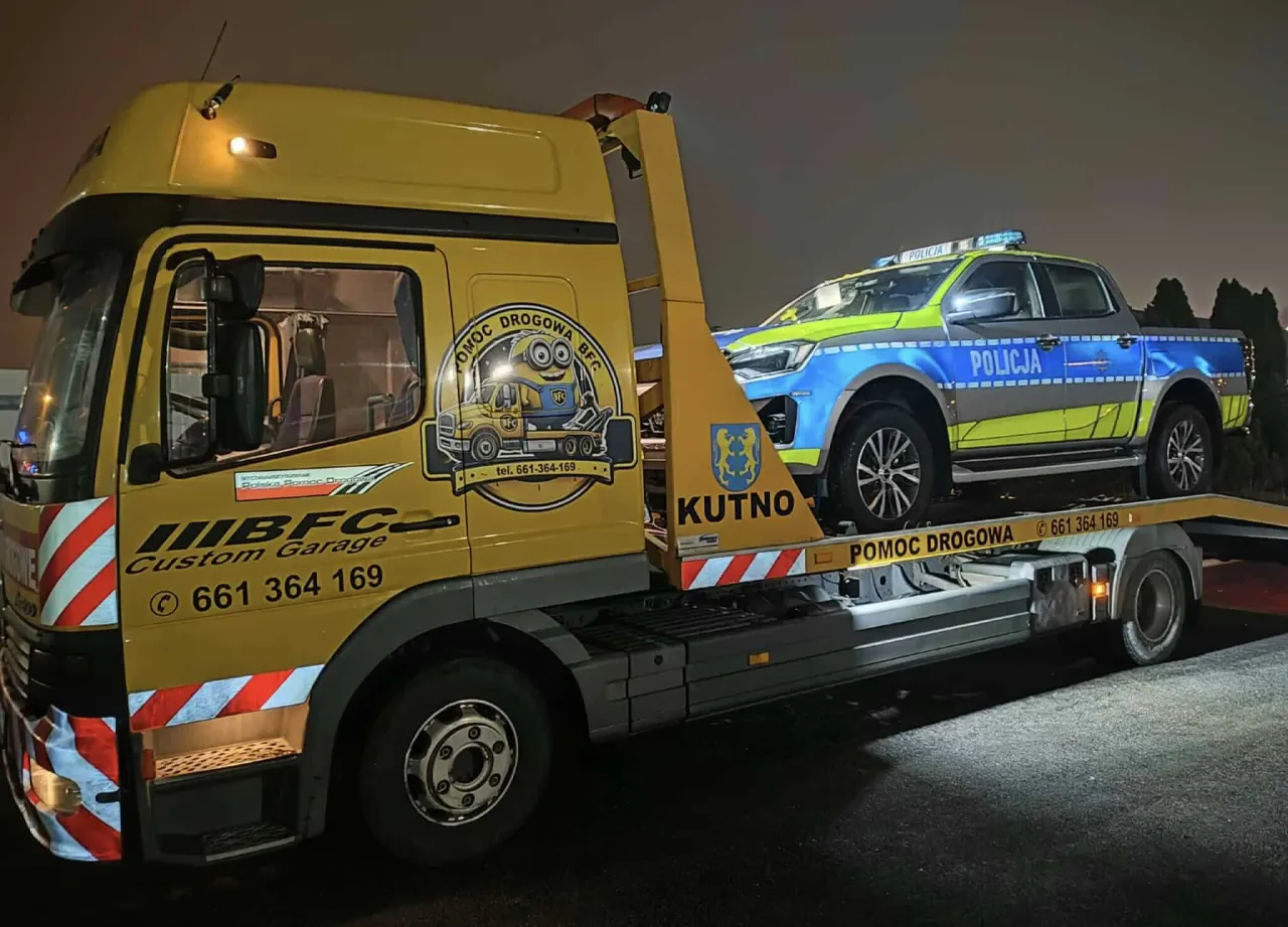 Ż&oacute;łta laweta z napisem 