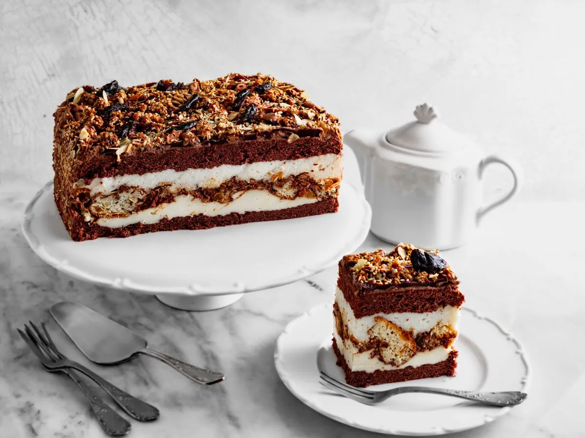Czekoladowe ciasto Kukułka z kremem i bakaliami. Idealne na specjalną okazję, zachwyci każdego miłośnika słodkości.