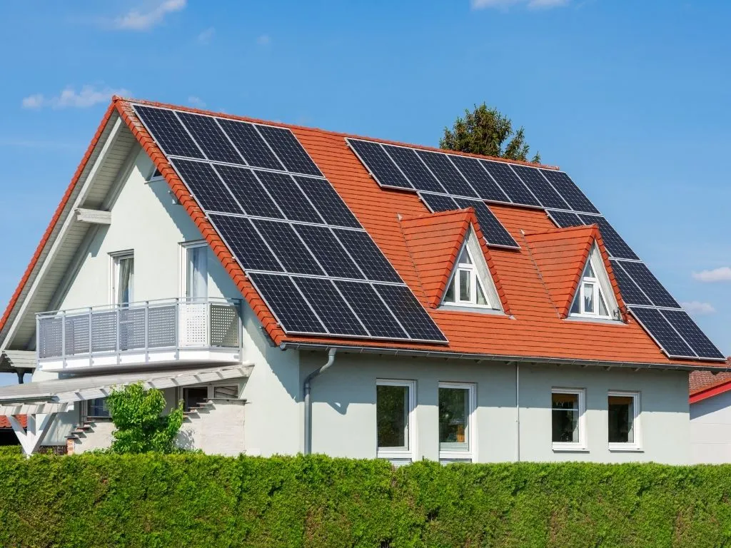 Przykłady instalacji OZE w domu jednorodzinnym