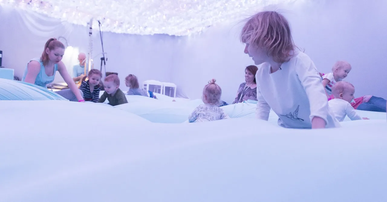 dziecko w labiryncie sensorycznym, stymulacja zmysłów