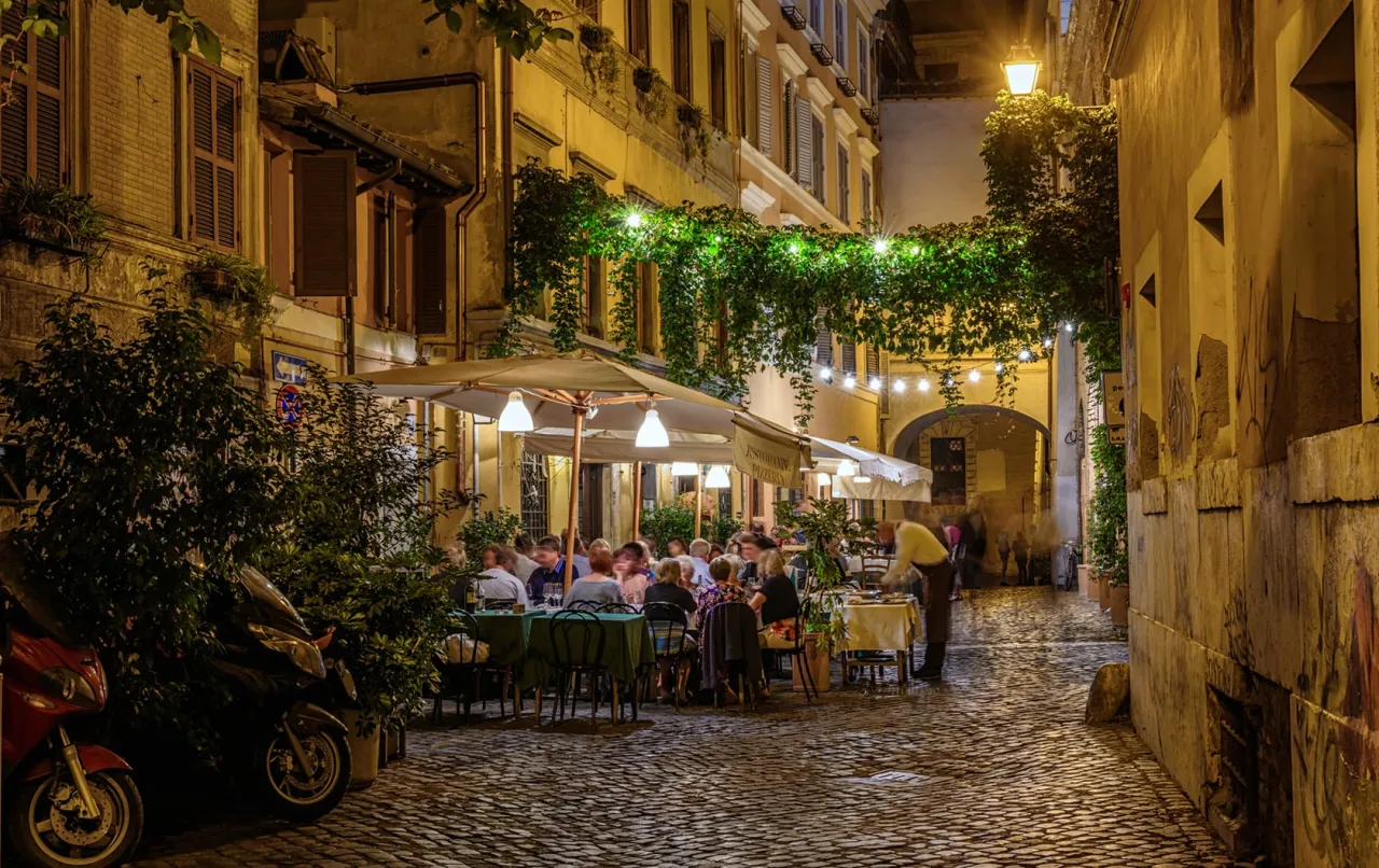 Urokliwe uliczki Trastevere nocą