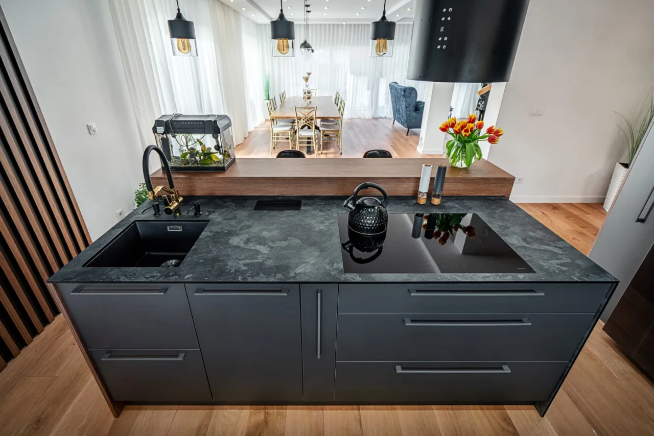 wyspa kuchenna oddzielająca kuchnię od salonu