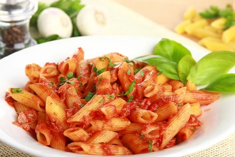 szybki makaron z sosem pomidorowym i tuńczykiem