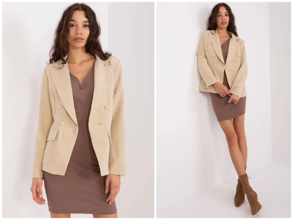 Modelka prezentuje beżową marynarkę dwurzędową i brązową sukienkę. Idealna stylizacja, jeśli zastanawiasz się, jaka bluzka do marynarki.